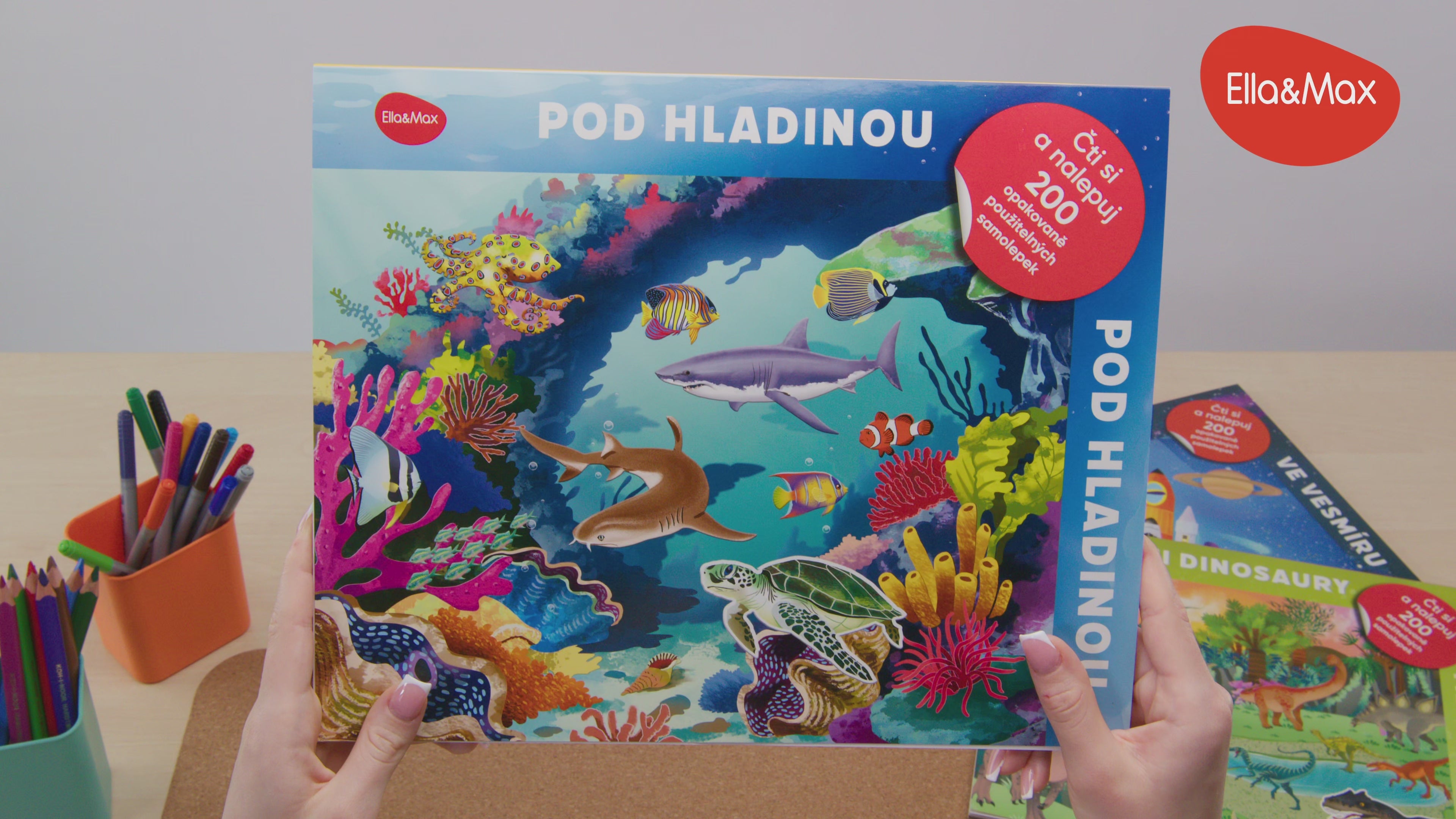 Načíst video: Čti a nalepuj – POD HLADINOU, kniha se samolepkami