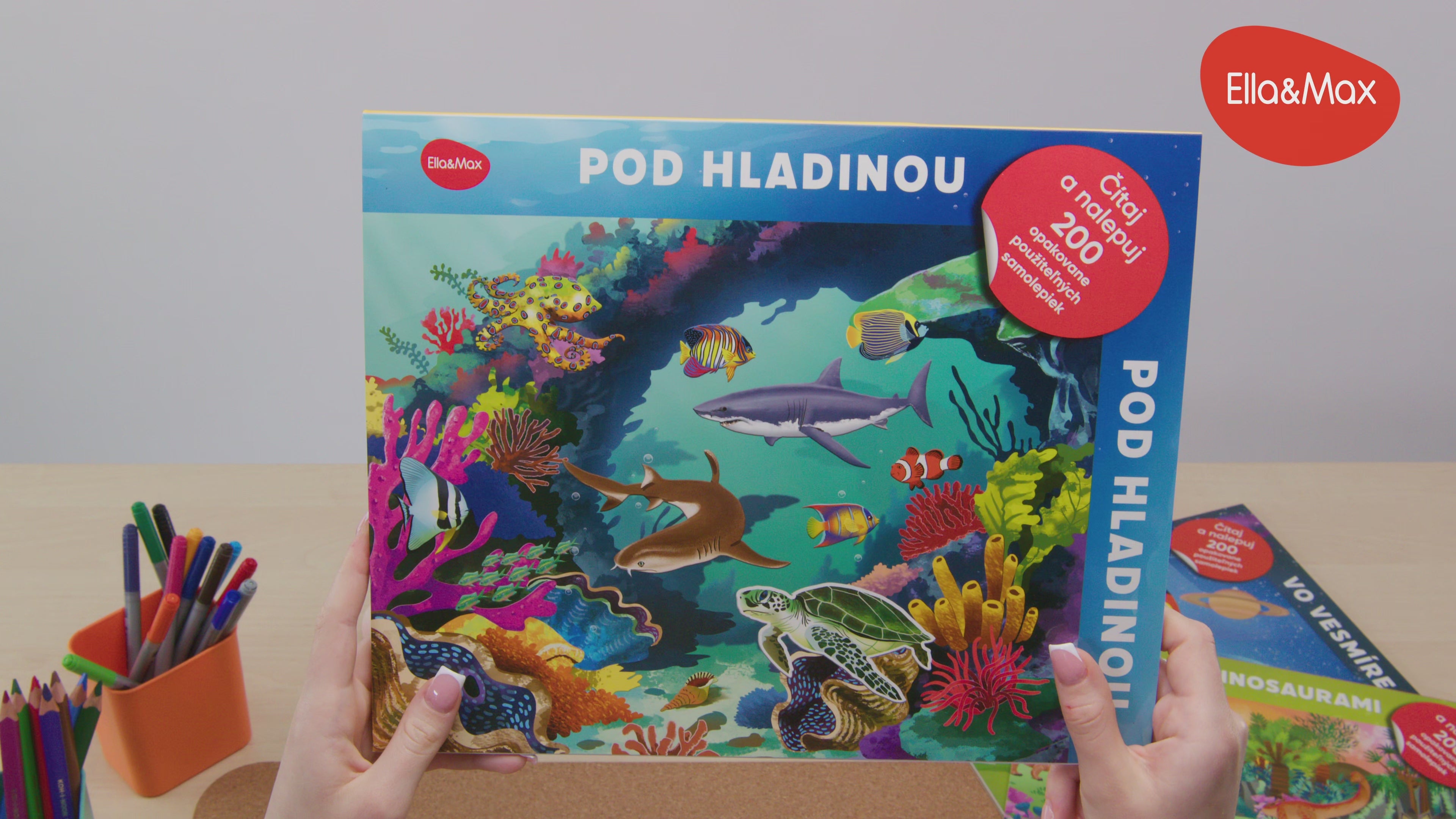 Načíst video: Čítaj a nalepuj – POD HLADINOU, kniha se samolepkami